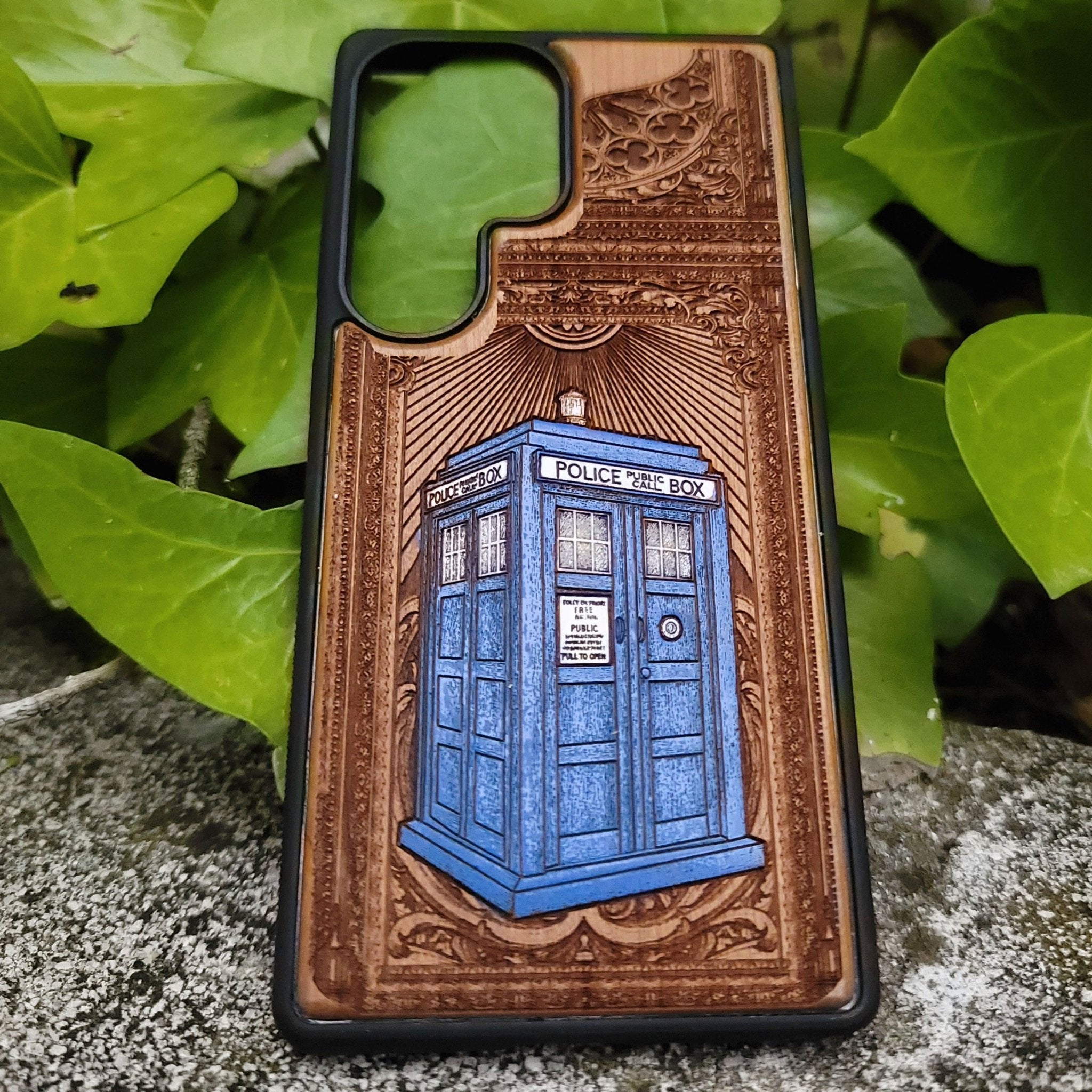Laser engraved wooden phone case with Doctor Who design, featuring the TARDIS. Hand-painted and handmade. Compatible with iPhone , 15, 14, 13, 12 Pro Max and Samsung Galaxy S, S24, S23, S22 Ultra and Plus.