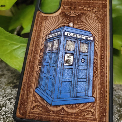 Laser engraved wooden phone case with Doctor Who design, featuring the TARDIS. Hand-painted and handmade. Compatible with iPhone , 15, 14, 13, 12 Pro Max and Samsung Galaxy S, S24, S23, S22 Ultra and Plus.