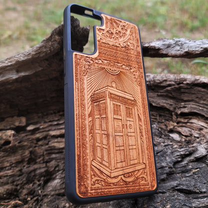 Doctor Who TARDIS wood phone case – police box design for iPhone 16, Galaxy S25 – engraved sci-fi art