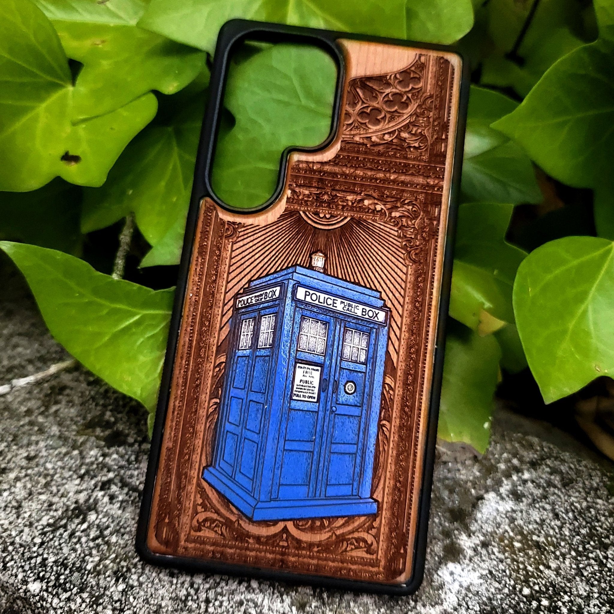 Laser engraved wooden phone case with Doctor Who design, featuring the TARDIS. Hand-painted and handmade. Compatible with iPhone , 15, 14, 13, 12 Pro Max and Samsung Galaxy S, S24, S23, S22 Ultra and Plus.