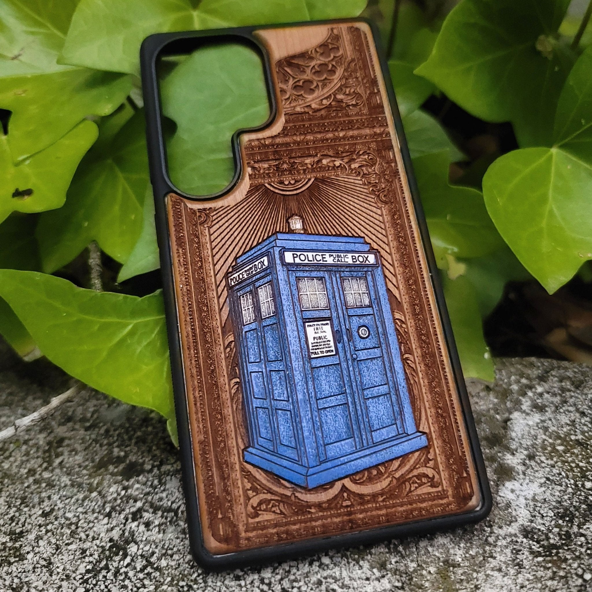 Laser engraved wooden phone case with Doctor Who design, featuring the TARDIS. Hand-painted and handmade. Compatible with iPhone , 15, 14, 13, 12 Pro Max and Samsung Galaxy S, S24, S23, S22 Ultra and Plus.