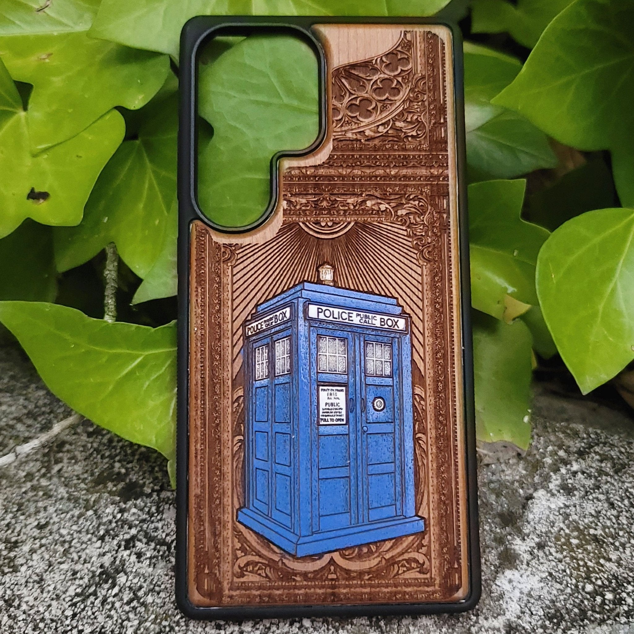 Laser engraved wooden phone case with Doctor Who design, featuring the TARDIS. Hand-painted and handmade. Compatible with iPhone , 15, 14, 13, 12 Pro Max and Samsung Galaxy S, S24, S23, S22 Ultra and Plus.