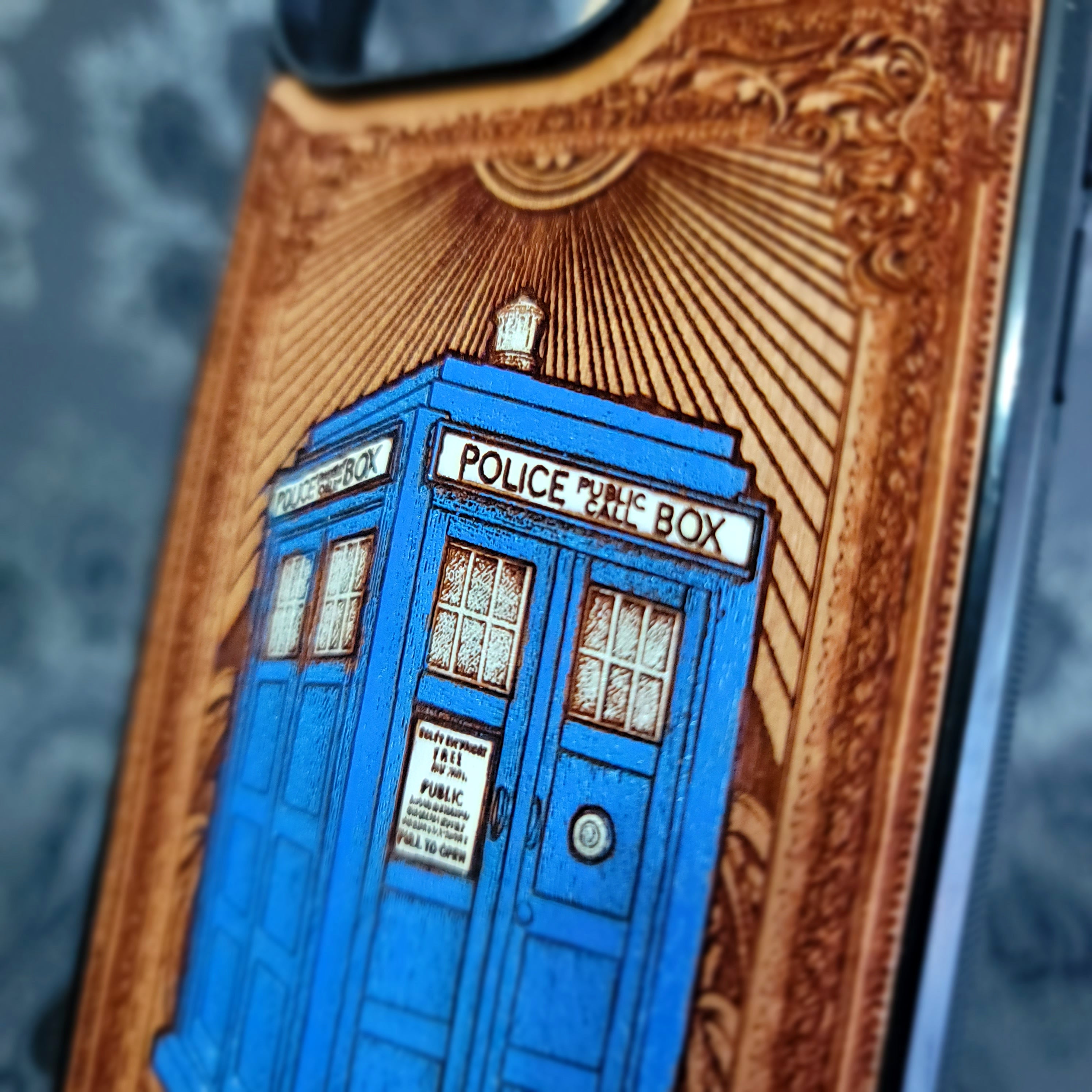Doctor Who Holz Handyhülle bemalt