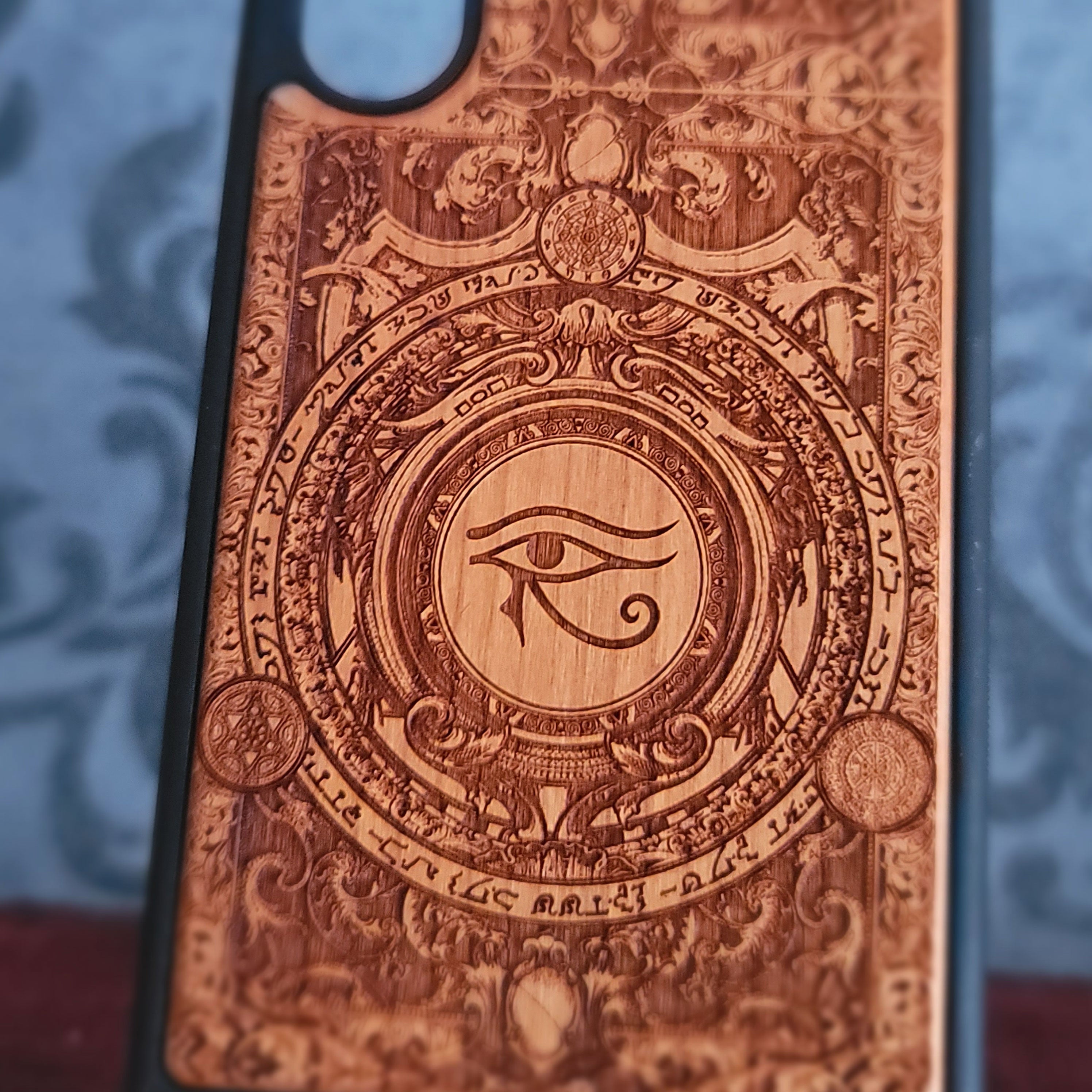 Ojo de Horus - Funda de madera para teléfono