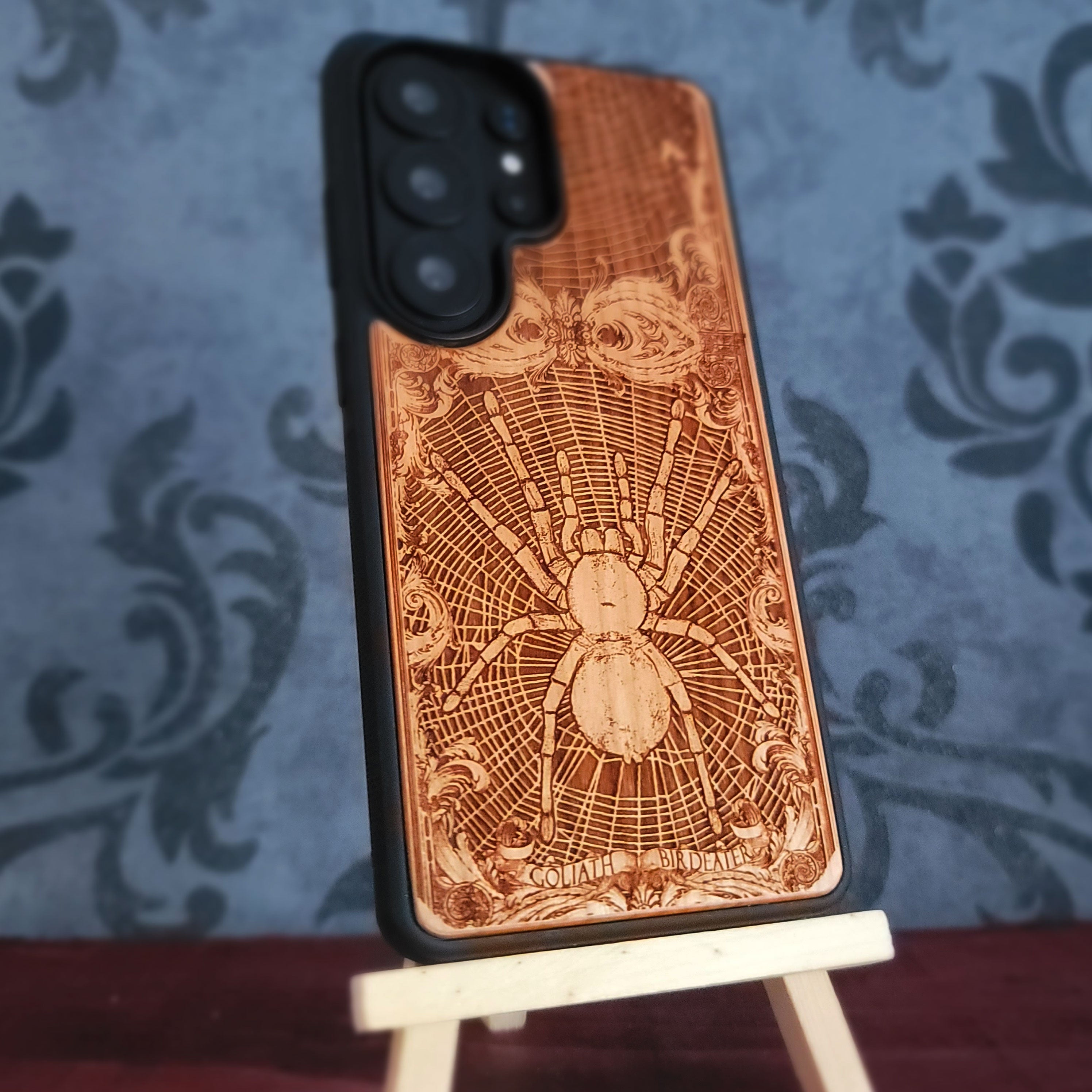 Laser-engraved Goliath Birdeater spider wood phone case for iPhone and samsung Galaxy – arachnid-inspired wooden gift.