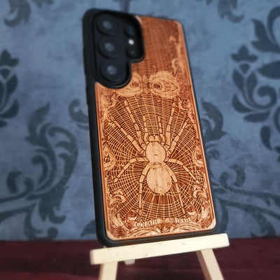 Laser-engraved Goliath Birdeater spider wood phone case for iPhone and samsung Galaxy – arachnid-inspired wooden gift.