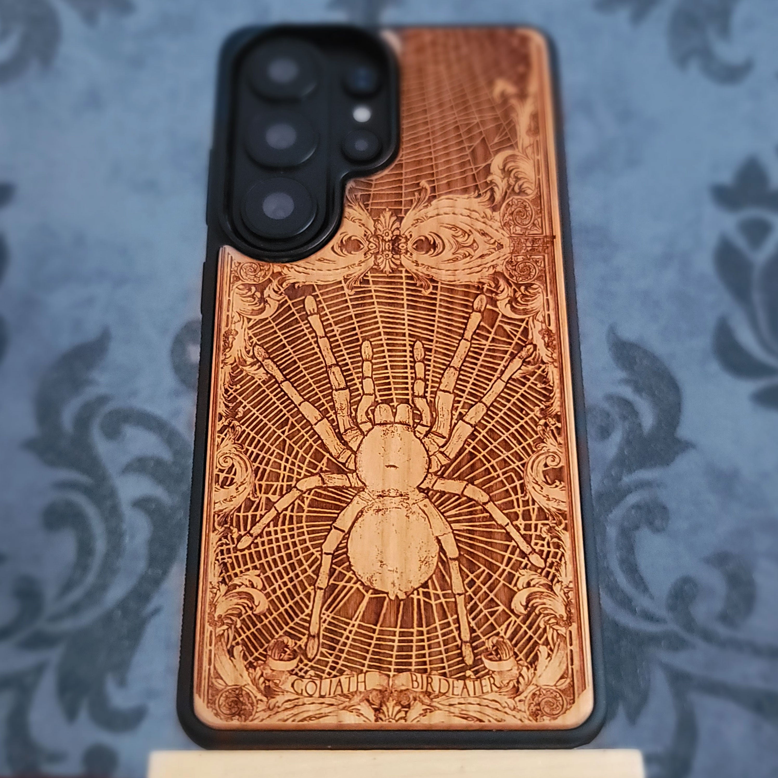Laser-engraved Goliath Birdeater spider wood phone case for iPhone and samsung Galaxy – arachnid-inspired wooden gift.