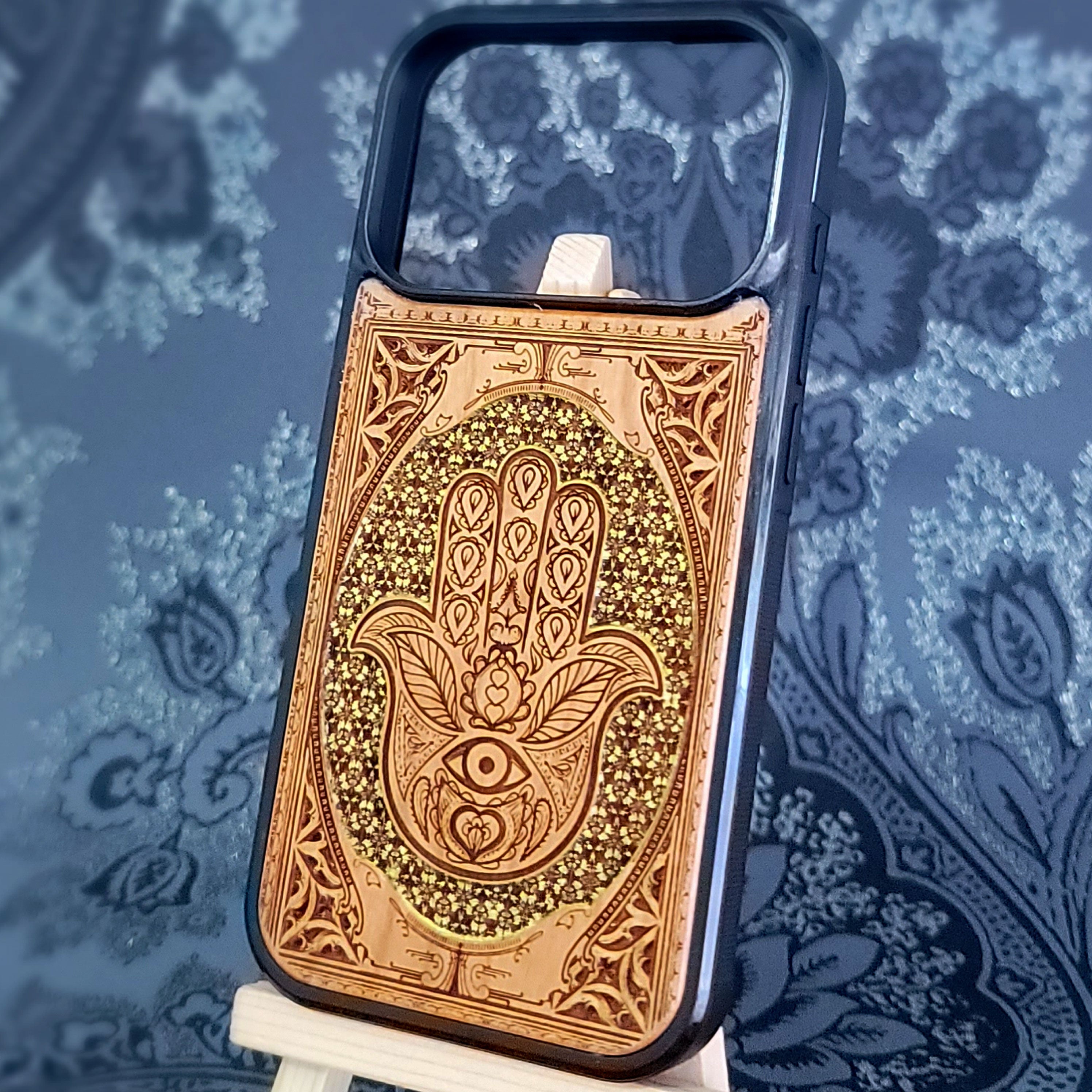 Hamsa Hand Goldenes Gothic Muster - Handyhülle aus Holz - Handbemalt