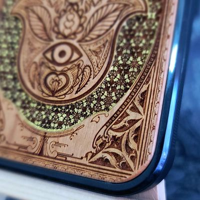 Hamsa Hand Goldenes Gothic Muster - Handyhülle aus Holz - Handbemalt