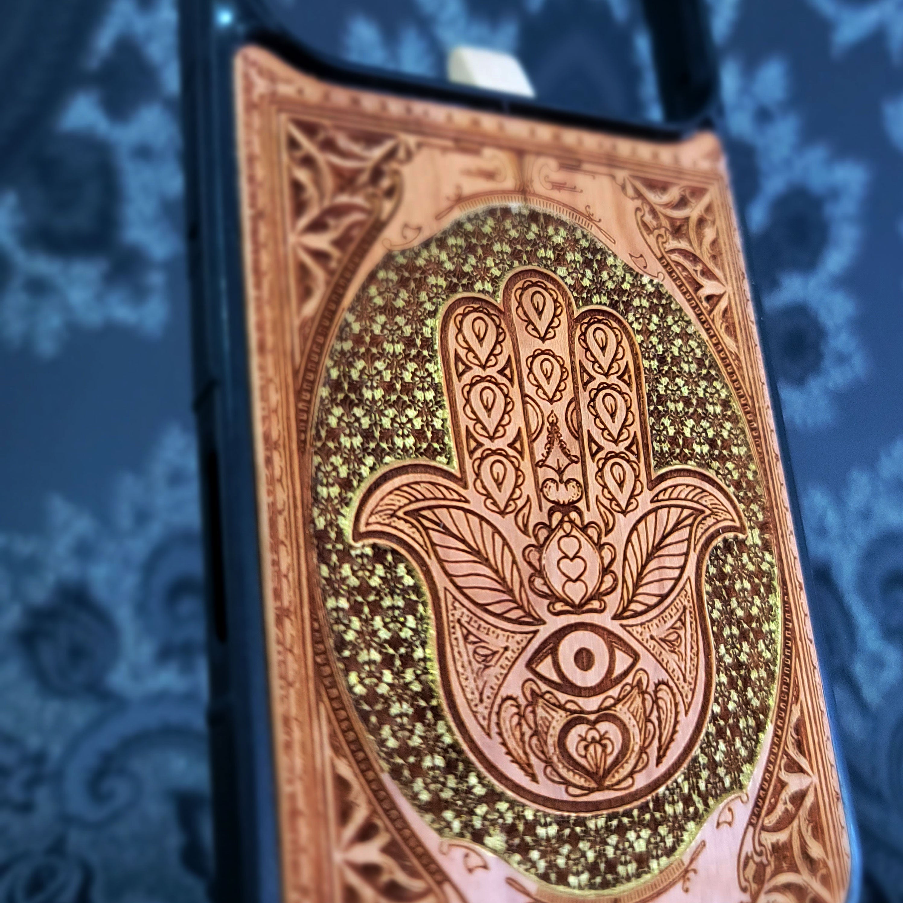 Hamsa Hand Goldenes Gothic Muster - Handyhülle aus Holz - Handbemalt