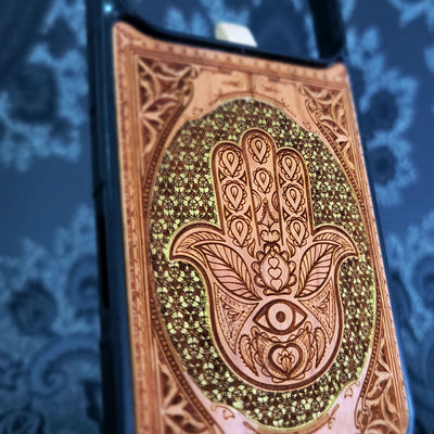 Hamsa Hand Goldenes Gothic Muster - Handyhülle aus Holz - Handbemalt