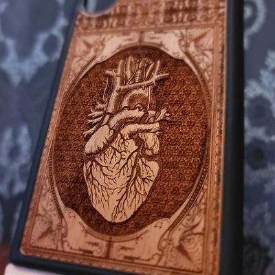 Menschliches Herz - Handyhülle aus Holz - Gothic Muster