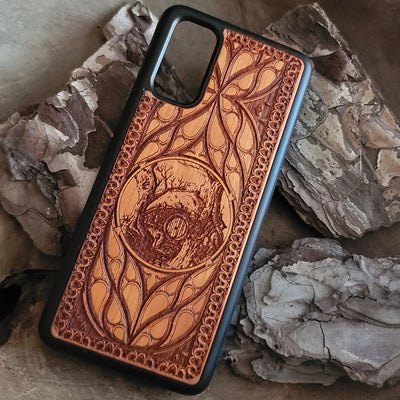 Wooden phone case for iPhone & Samsung Galaxy with Hobbit Door symbol, laser-engraved and hand-painted. Compatible with iPhone 15, 14, 13, 12, 11 Pro Max Mini and Samsung Galaxy S24, S23, S22, S21, S20 Ultra Plus Note 20. Slim, durable, and fantasy-inspired design.
