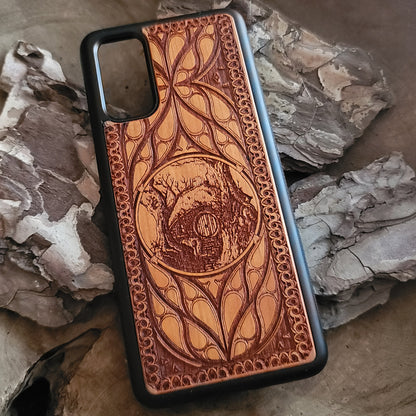 Wooden phone case for iPhone & Samsung Galaxy with Hobbit Door symbol, laser-engraved and hand-painted. Compatible with iPhone 15, 14, 13, 12, 11 Pro Max Mini and Samsung Galaxy S24, S23, S22, S21, S20 Ultra Plus Note 20. Slim, durable, and fantasy-inspired design.