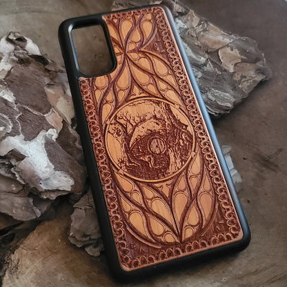 Wooden phone case for iPhone & Samsung Galaxy with Hobbit Door symbol, laser-engraved and hand-painted. Compatible with iPhone 16,15, 14, 13, 12, 11 Pro Max Mini and Samsung Galaxy S25,S24, S23, S22, S21, S20 Ultra Plus Note 20. Slim, durable, and fantasy-inspired design.