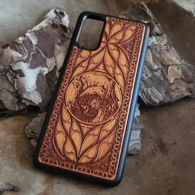 Wooden phone case for iPhone & Samsung Galaxy with Hobbit Door symbol, laser-engraved and hand-painted. Compatible with iPhone ,15, 14, 13, 12, 11 Pro Max Mini and Samsung Galaxy S,S24, S23, S22, S21, S20 Ultra Plus Note 20. Slim, durable, and fantasy-inspired design.