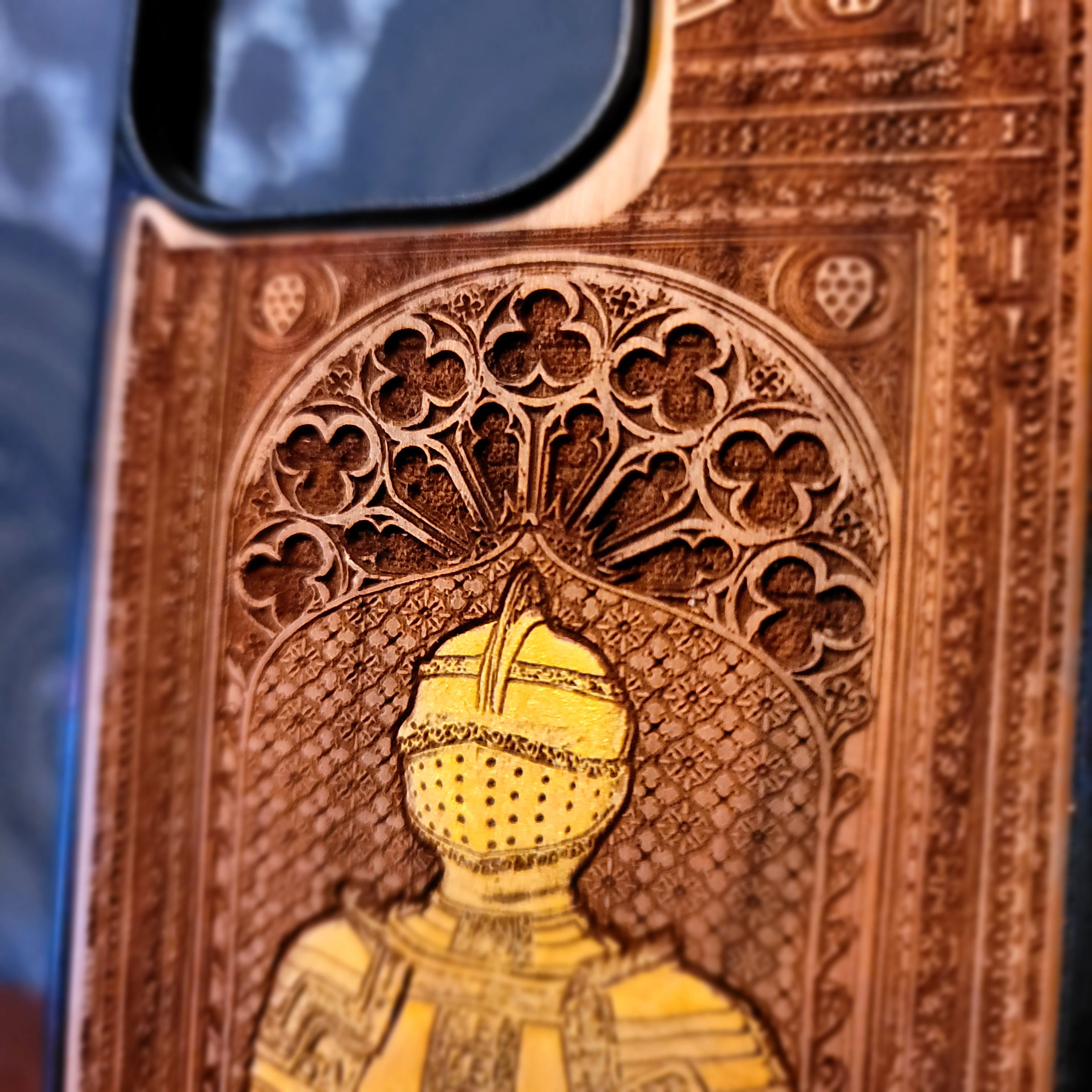 Mittelalterlicher Ritter - Handyhülle aus Holz - Gold lackiert