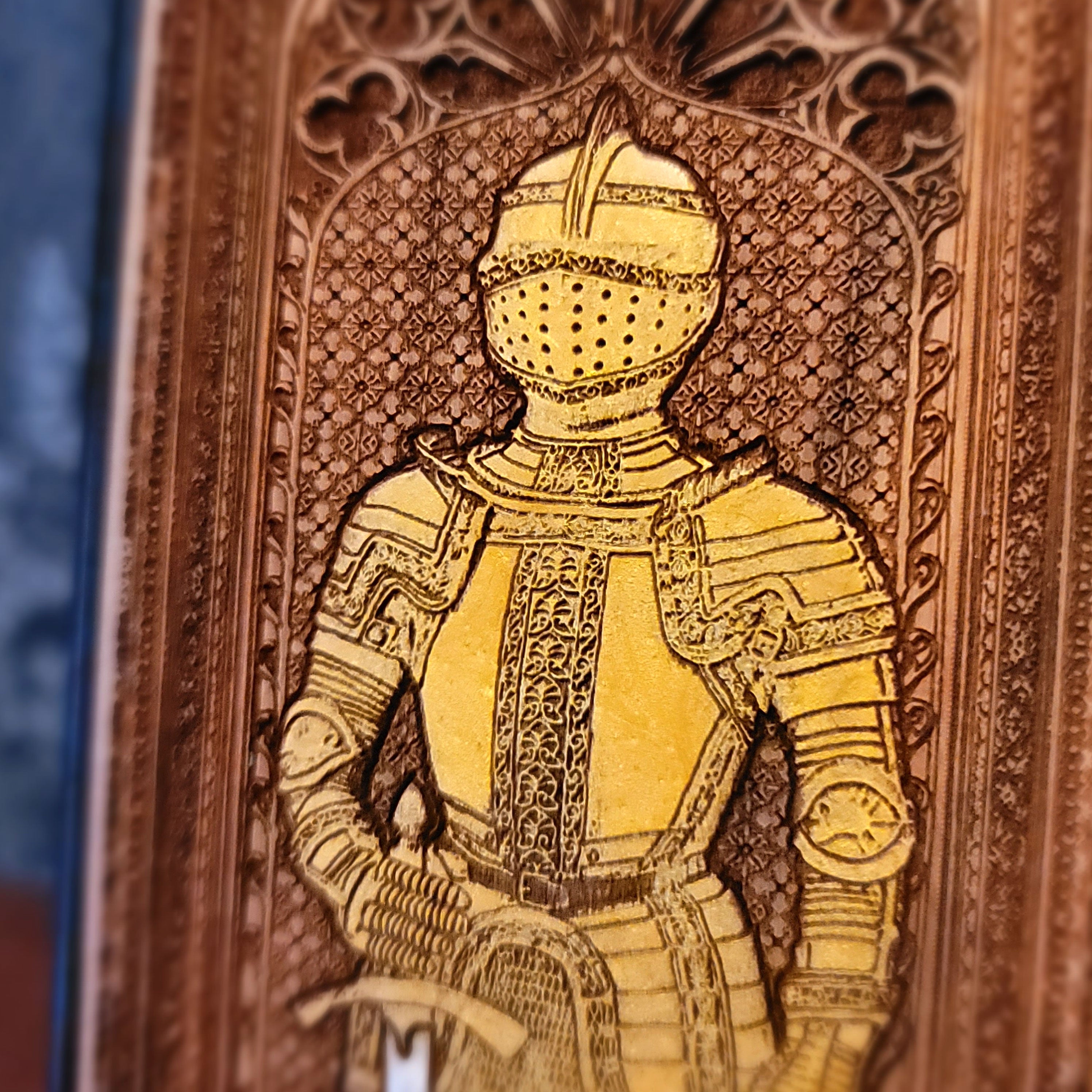 Mittelalterlicher Ritter - Handyhülle aus Holz - Gold lackiert