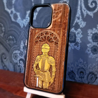 Mittelalterlicher Ritter - Handyhülle aus Holz - Gold lackiert