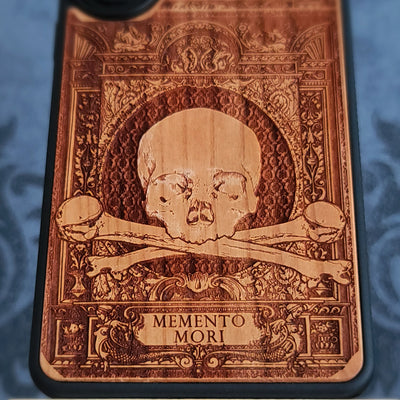 Memento Mori II - Funda de madera para teléfono