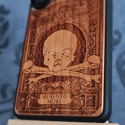 Memento Mori II - Funda de madera para teléfono