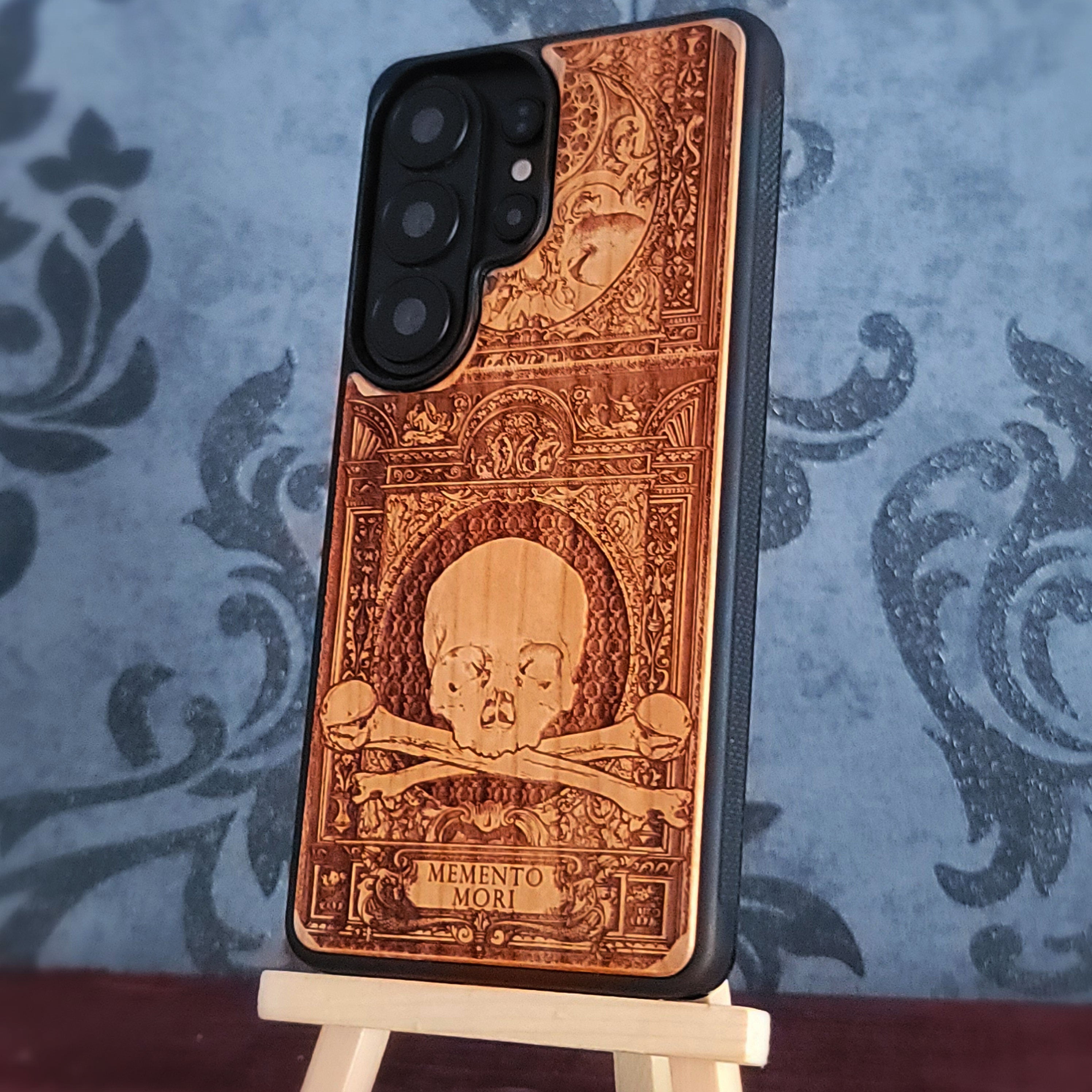 Memento Mori II - Funda de madera para teléfono