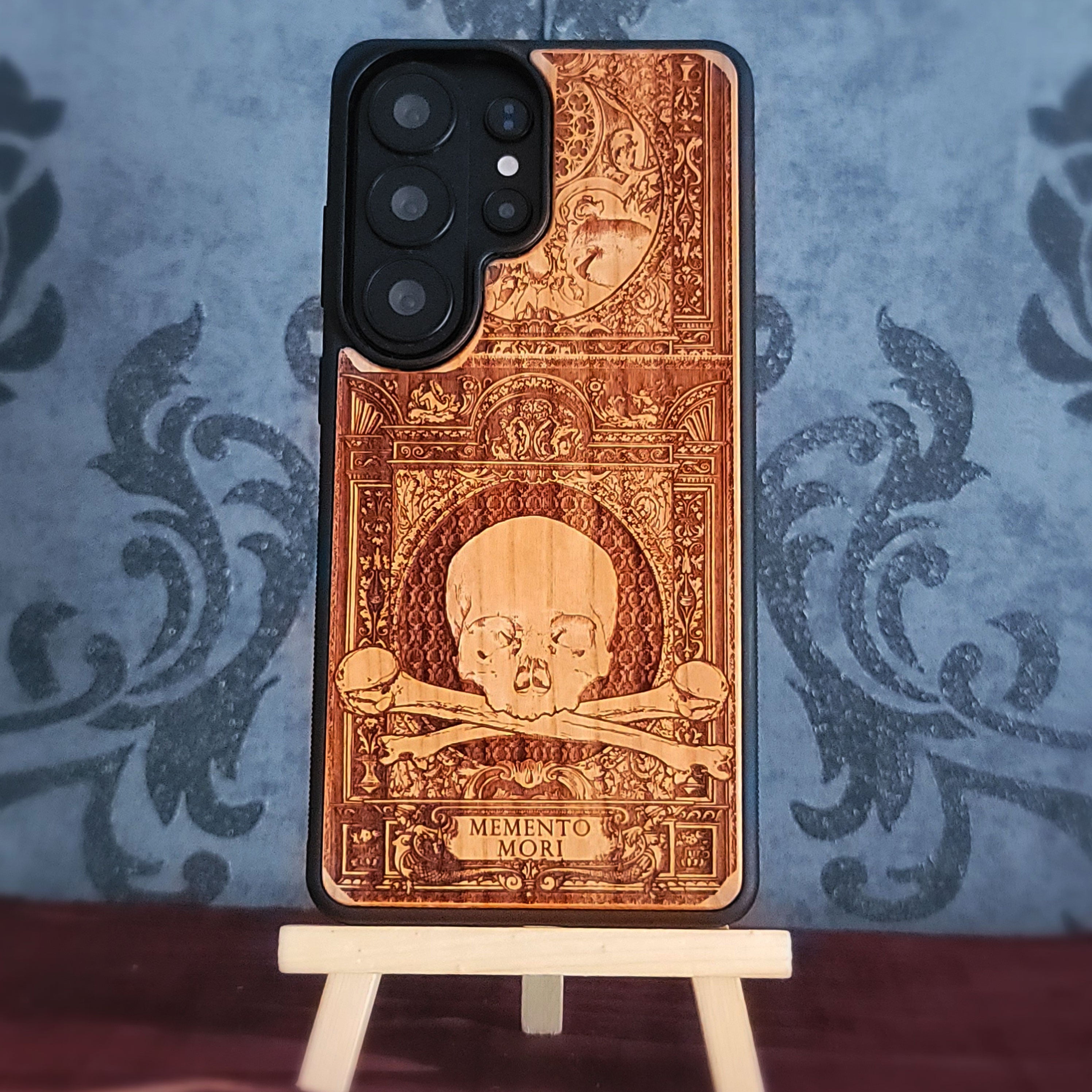 Memento Mori II - Handyhülle aus Holz
