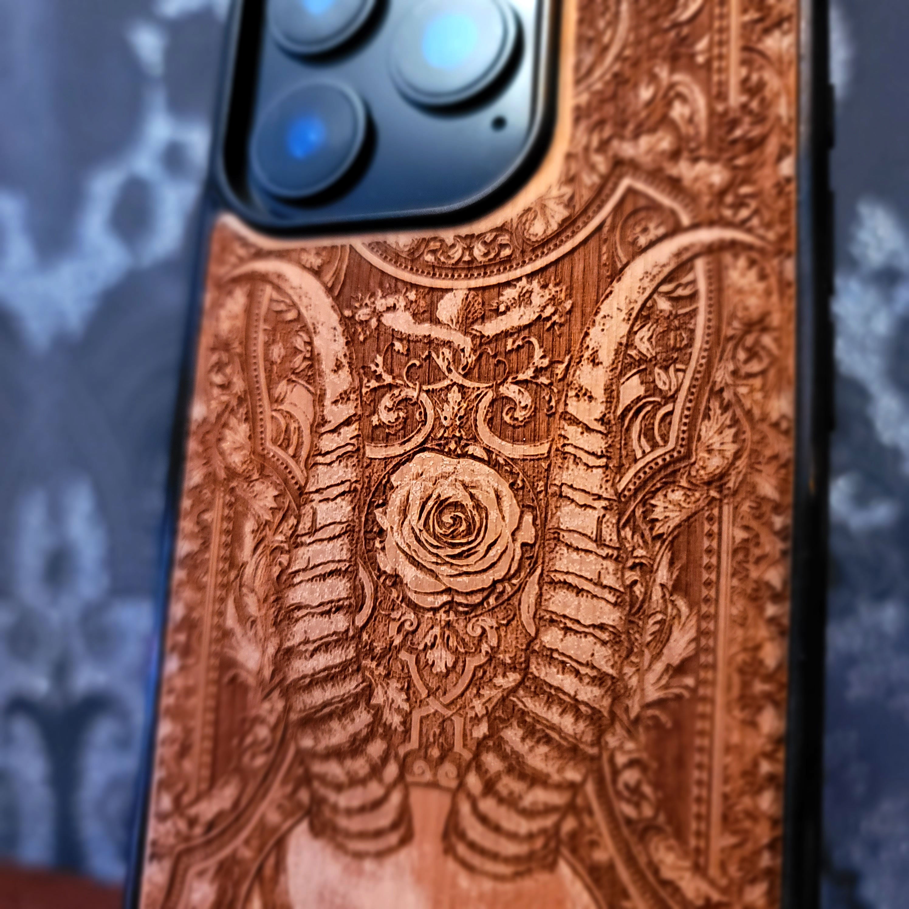 Belcebú - Funda de madera para teléfono