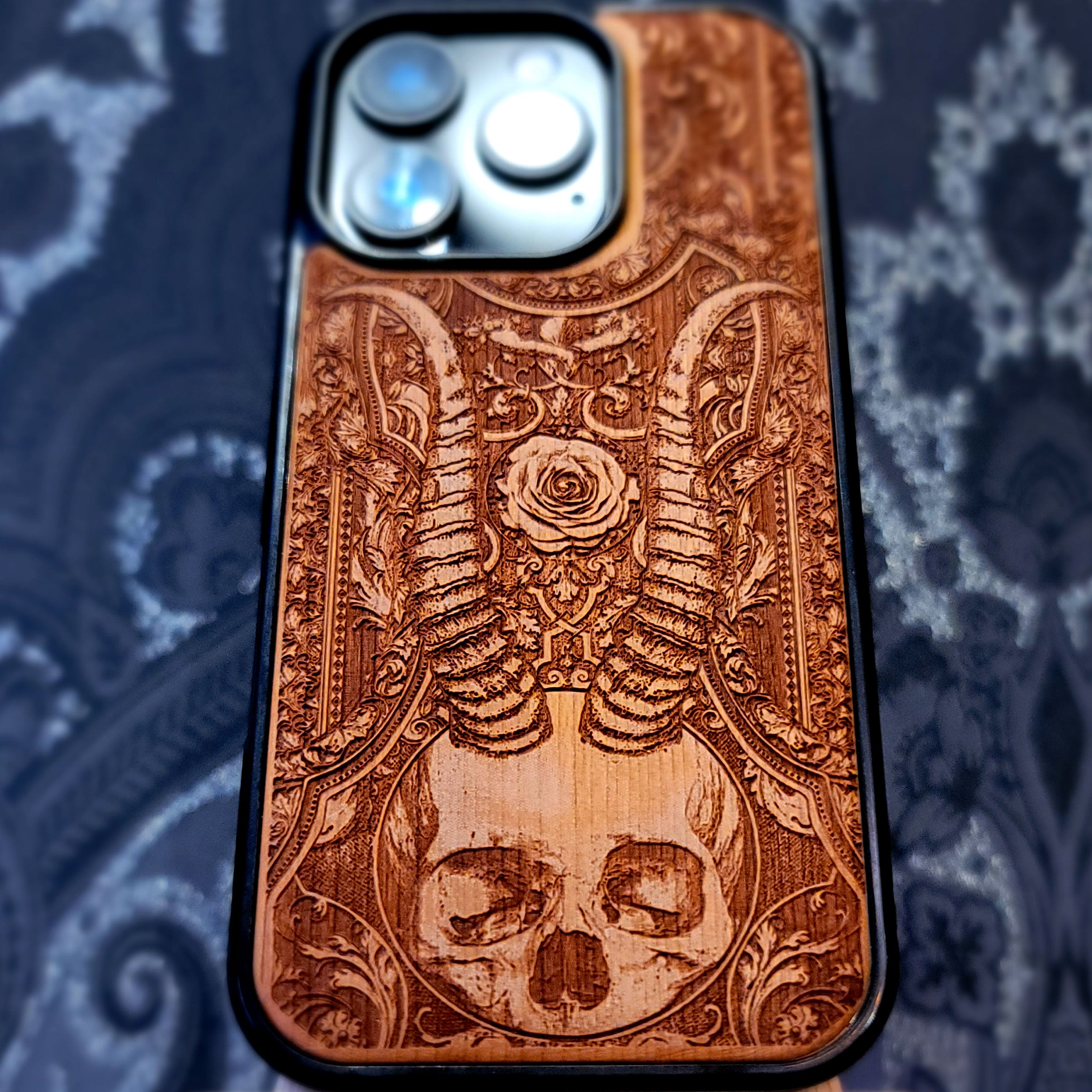 Belcebú - Funda de madera para teléfono