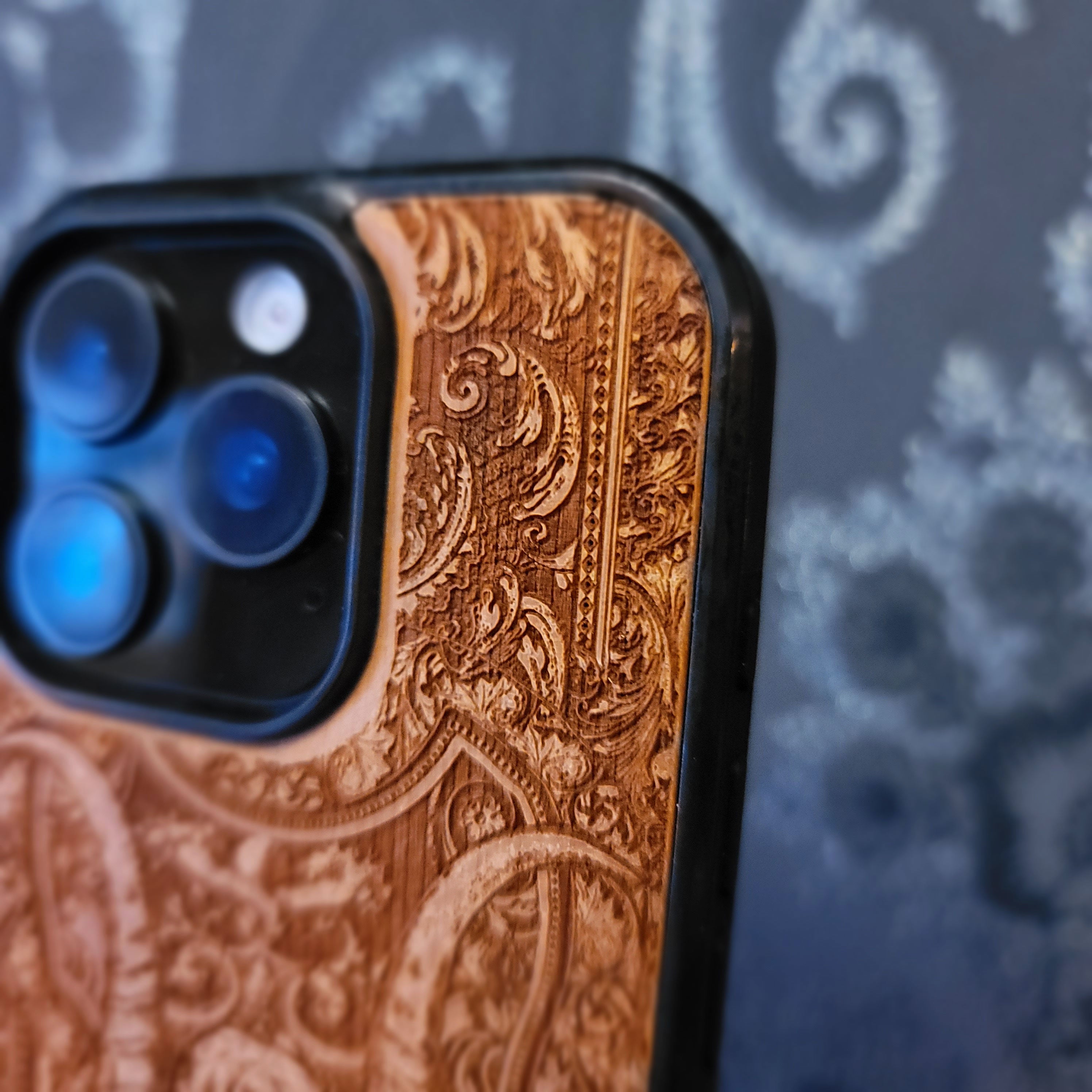 Belcebú - Funda de madera para teléfono