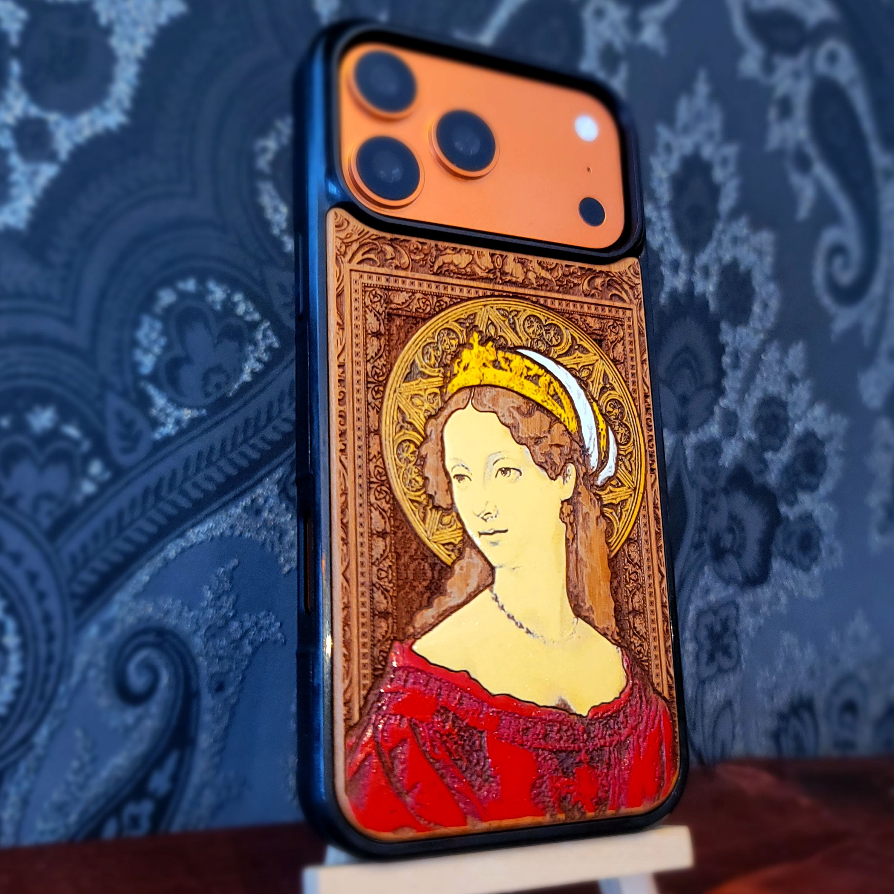 Medieval Lady Wooden Phone Case – Hand-Painted & Laser Engraved | iPhone & Galaxy Models