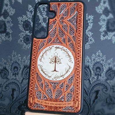Funda de madera para teléfono con diseño gótico pintado en plata