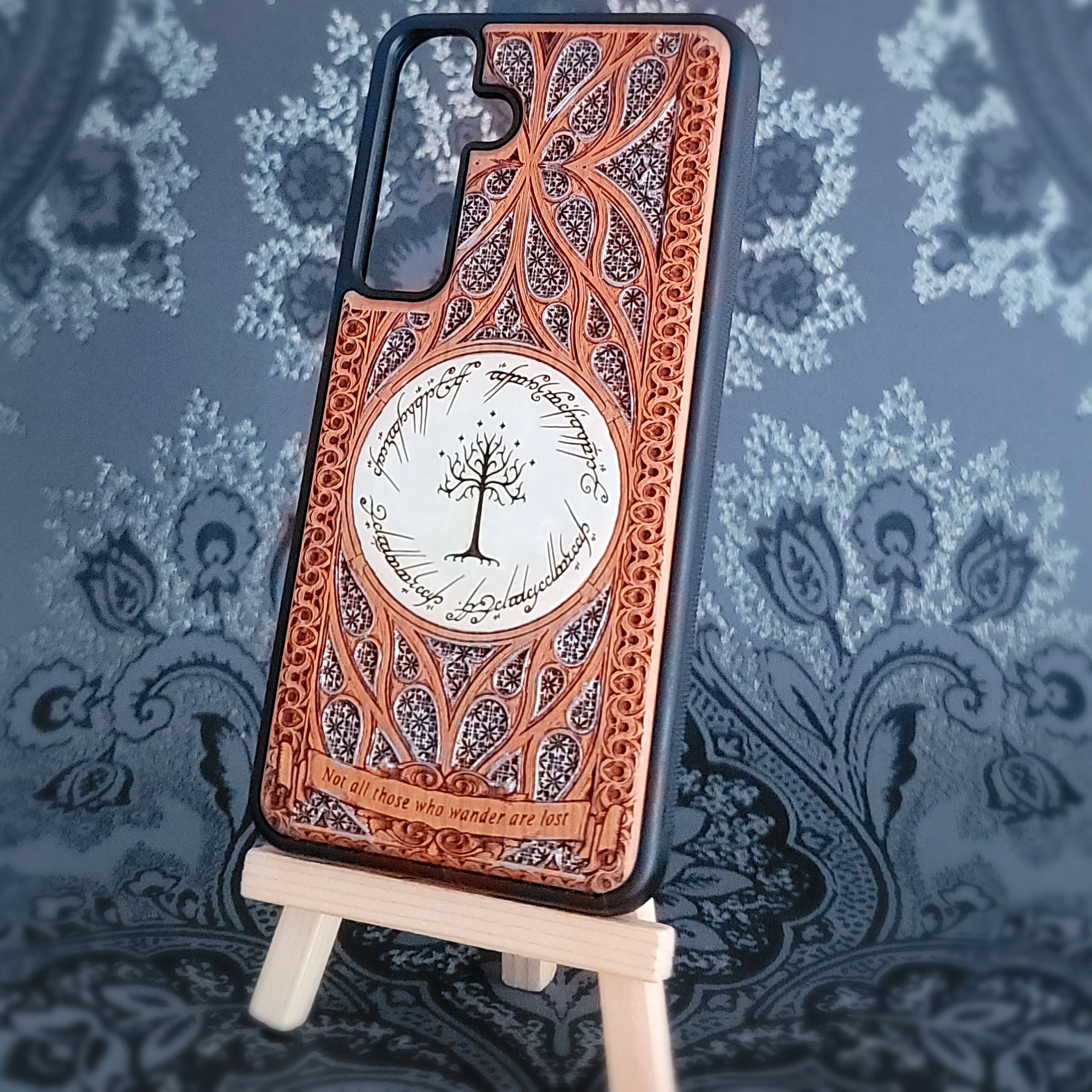 Funda de madera para teléfono con diseño gótico pintado en plata