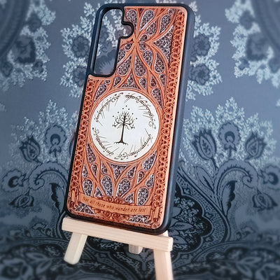 Funda de madera para teléfono con diseño gótico pintado en plata