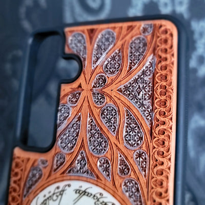 Funda de madera para teléfono con diseño gótico pintado en plata