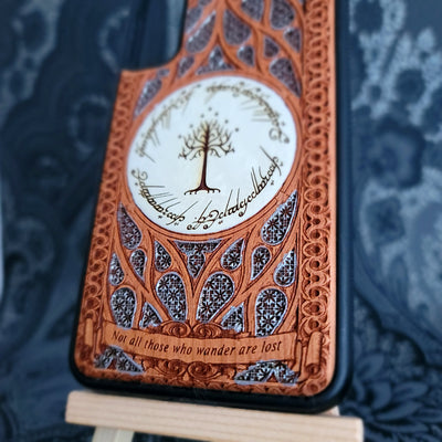 Funda de madera para teléfono con diseño gótico pintado en plata
