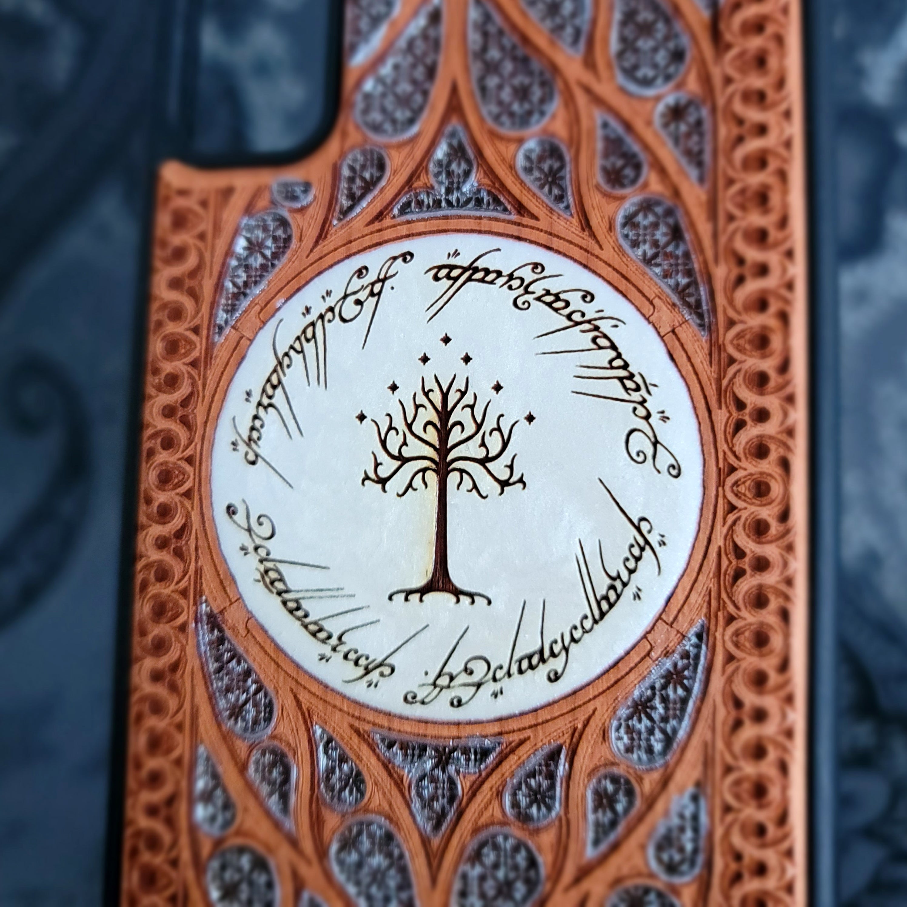 Funda de madera para teléfono con diseño gótico pintado en plata