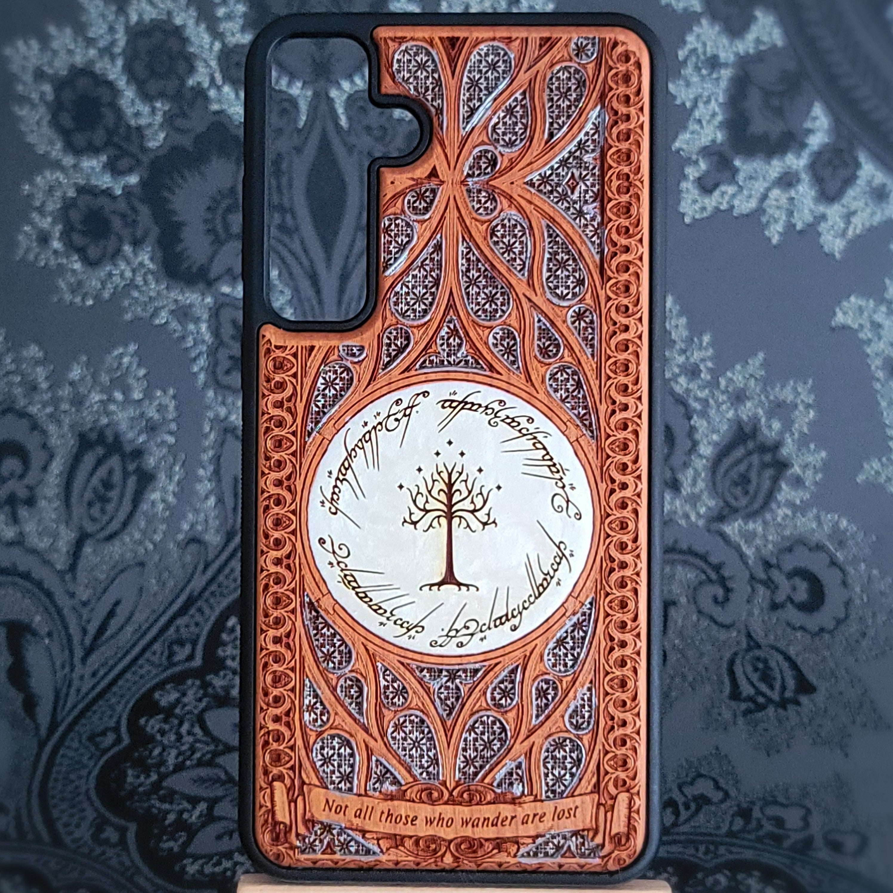 Funda de madera para teléfono con diseño gótico pintado en plata
