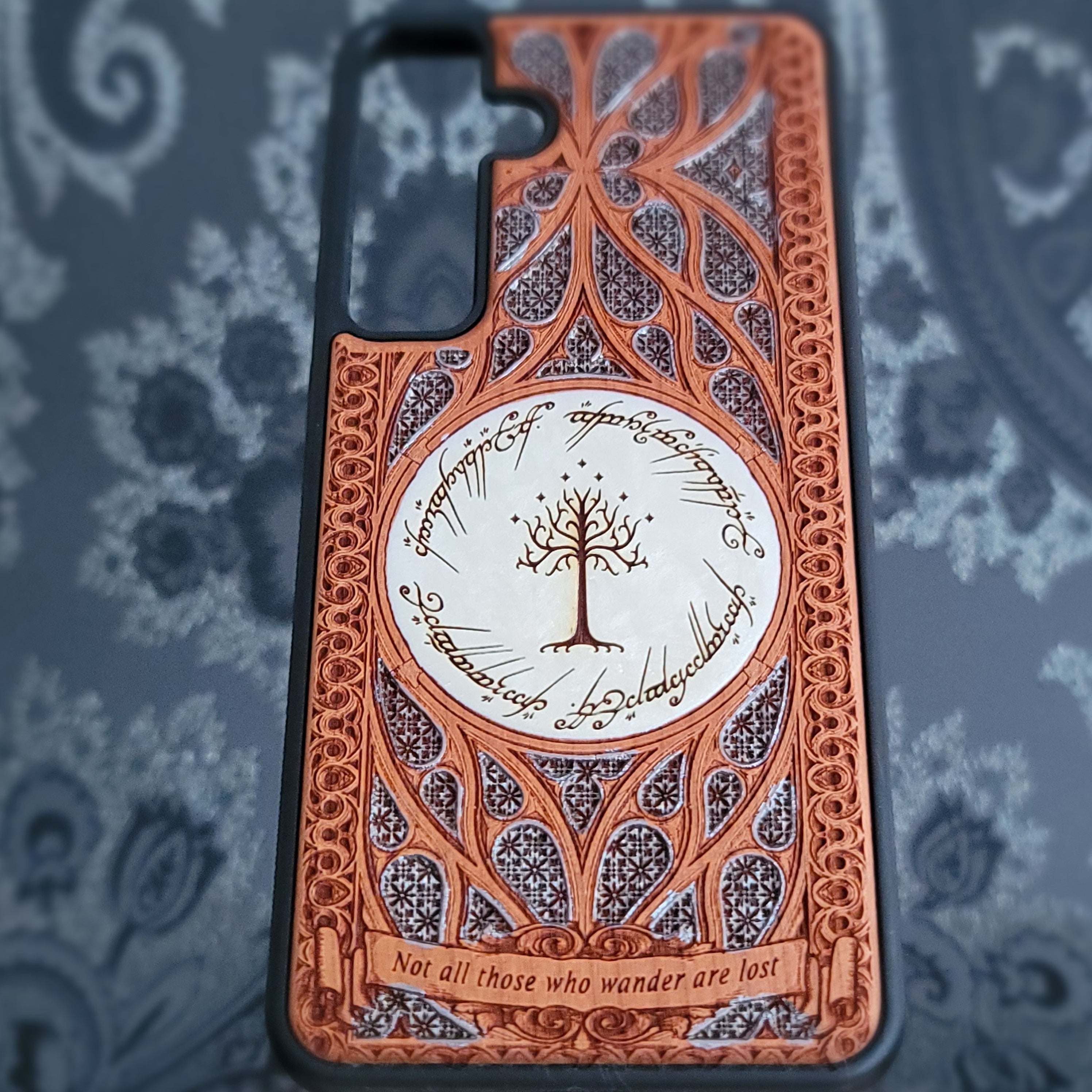 Funda de madera para teléfono con diseño gótico pintado en plata
