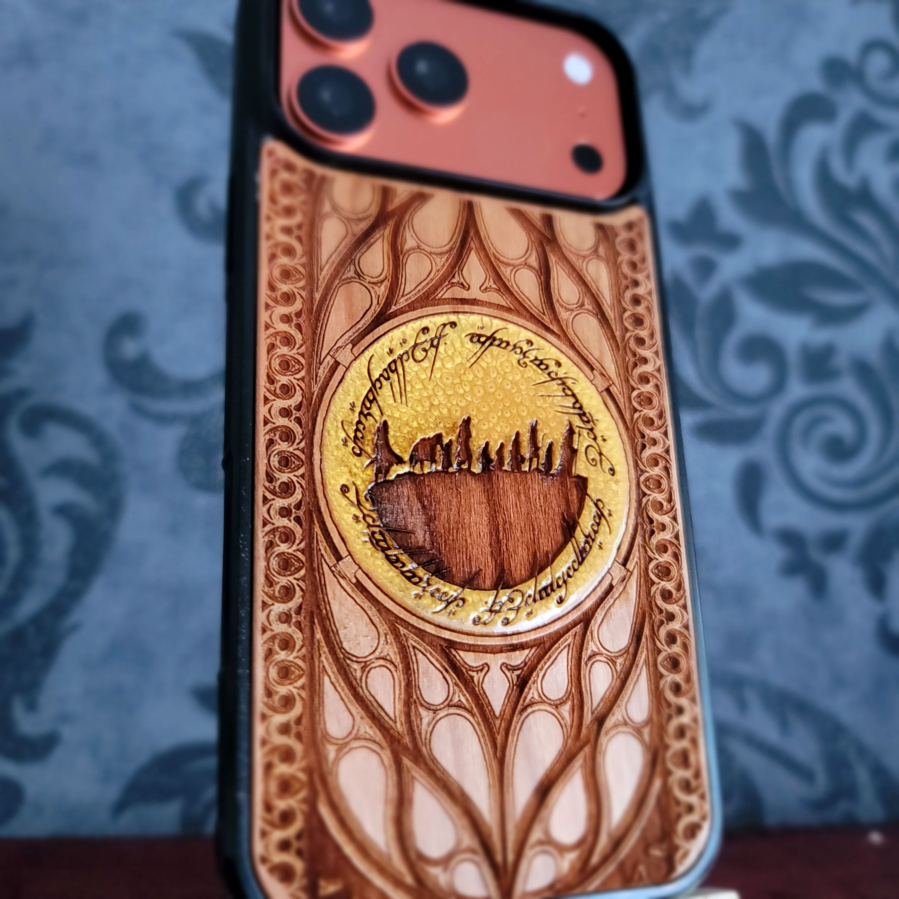 Funda de madera para teléfono - Diseño de símbolo personalizado V pintado a mano