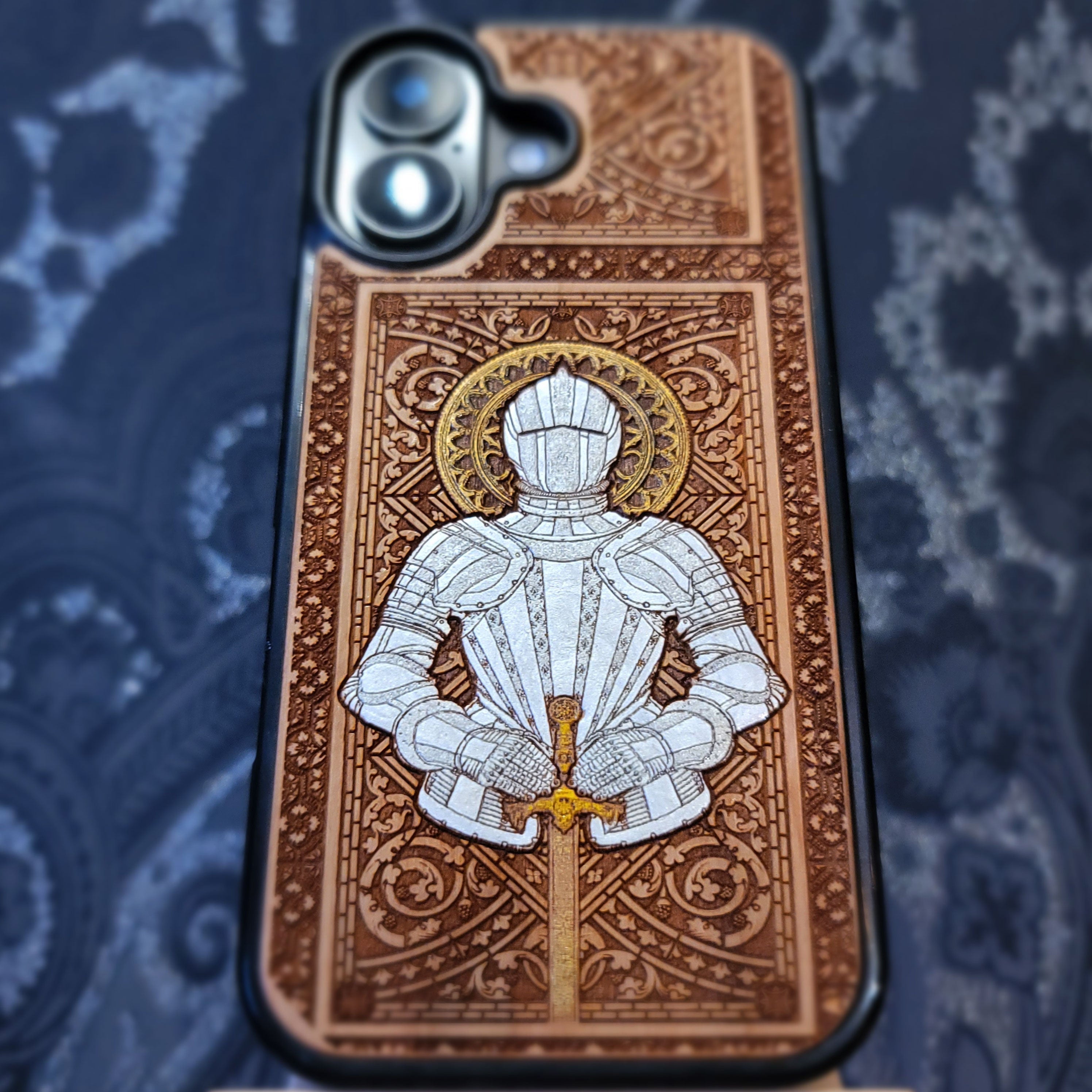 Mittelalterlicher Ritter "Honor" - Handyhülle aus Holz - Silber lackiert