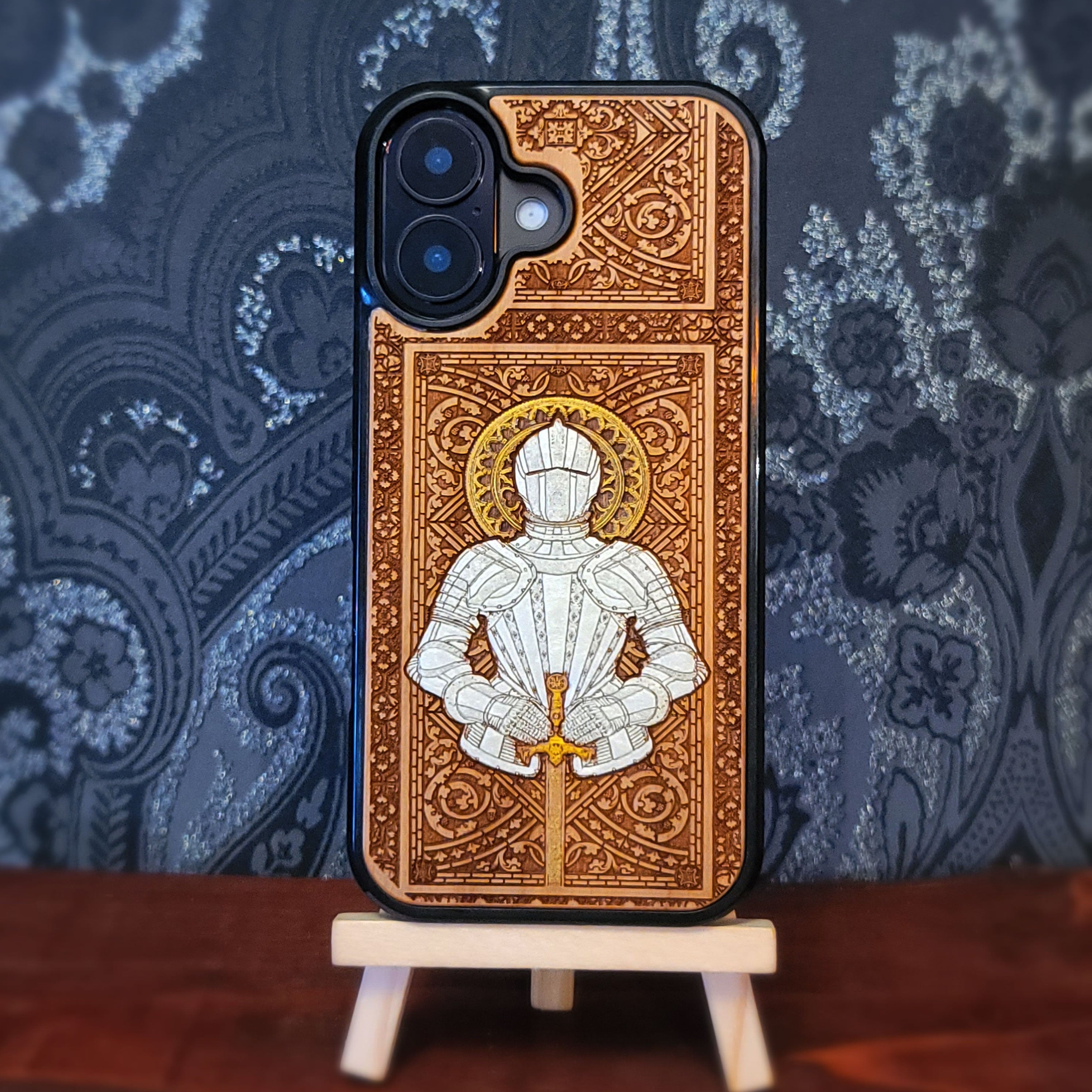 Mittelalterlicher Ritter "Honor" - Handyhülle aus Holz - Silber lackiert
