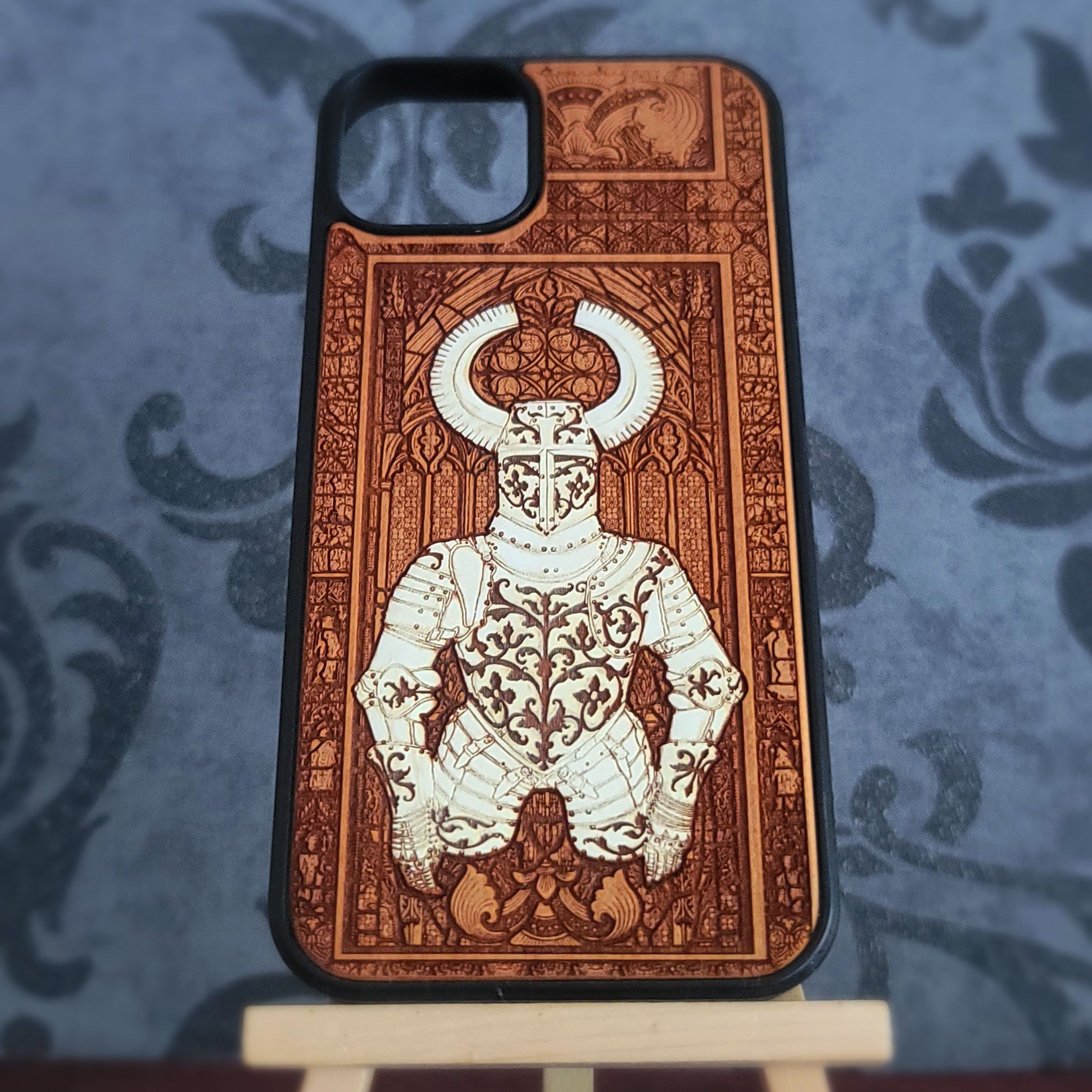 Mittelalterlicher Ritter "Honor" - Handyhülle aus Holz - Silber lackiert