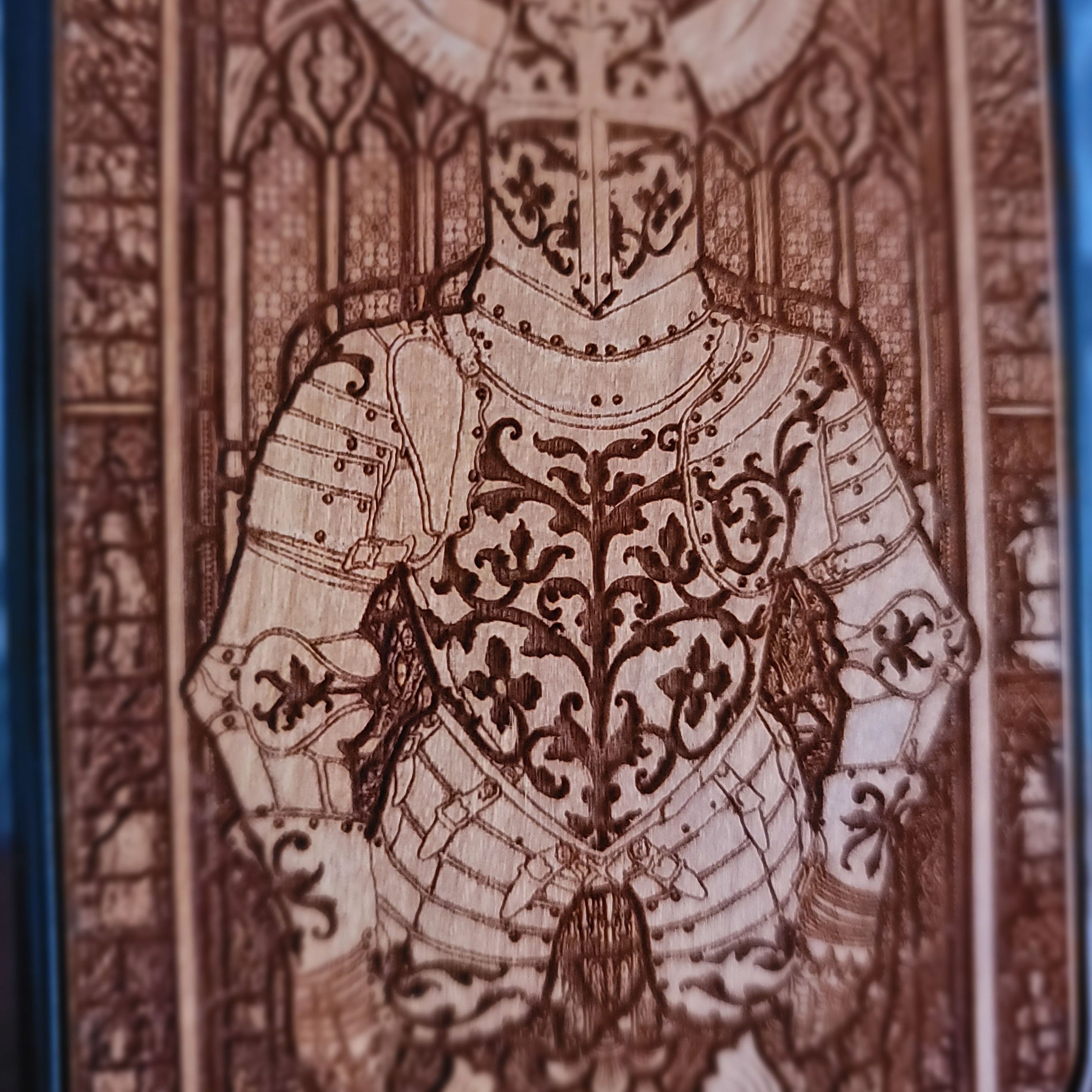 Mittelalterlicher Ritter "Honor" - Handyhülle aus Holz - Gothic-Muster