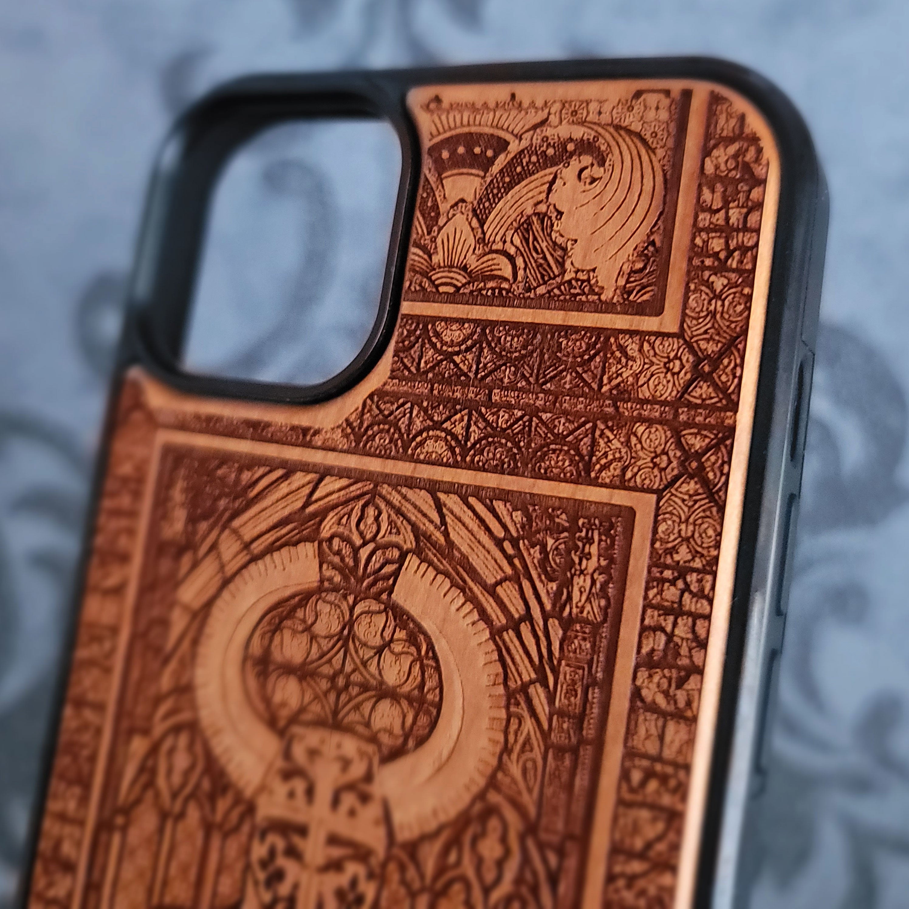 Mittelalterlicher Ritter "Honor" - Handyhülle aus Holz - Gothic-Muster