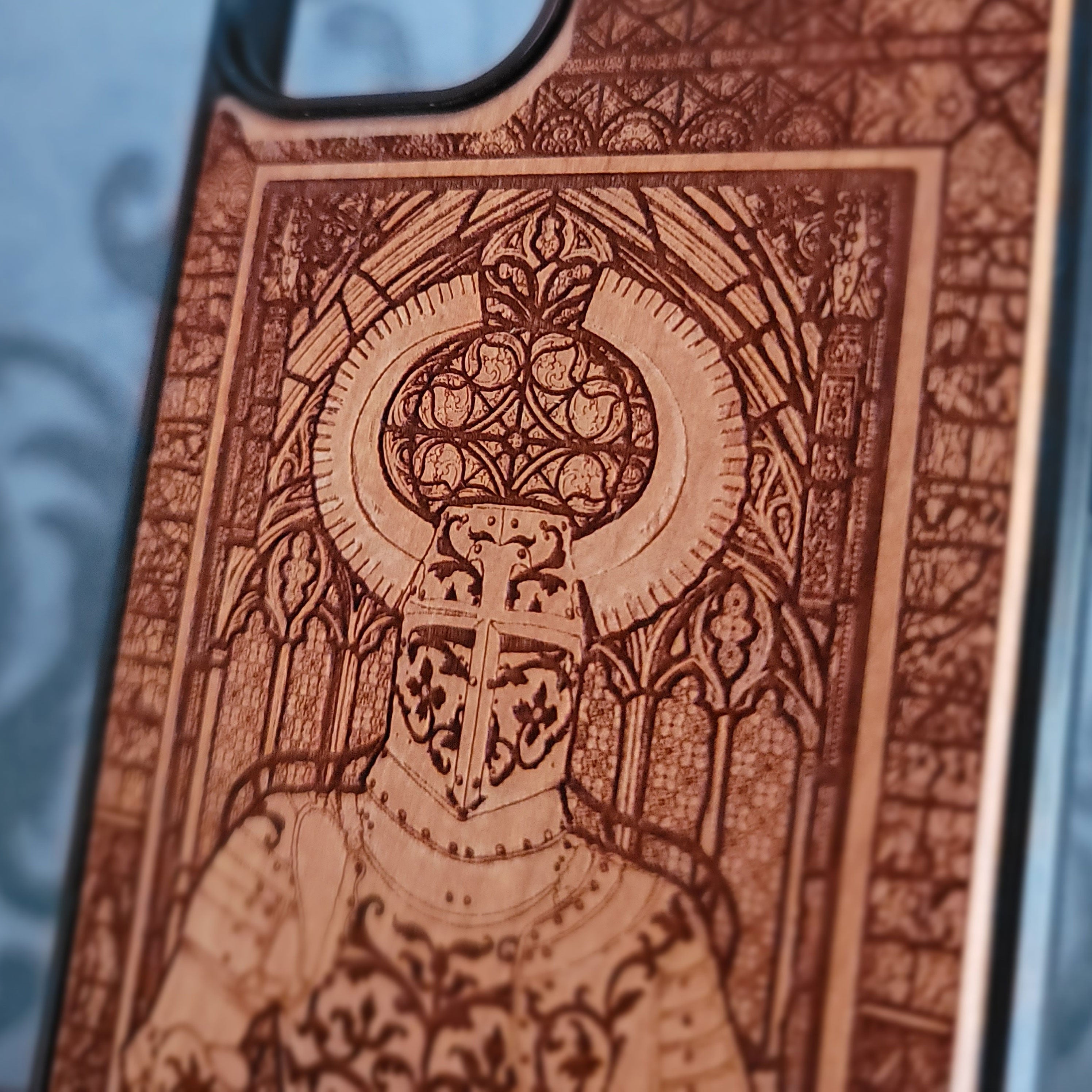 Mittelalterlicher Ritter "Honor" - Handyhülle aus Holz - Gothic-Muster