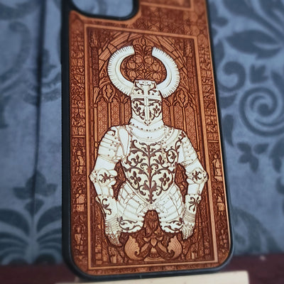 Mittelalterlicher Ritter "Honor" - Handyhülle aus Holz - Silber lackiert