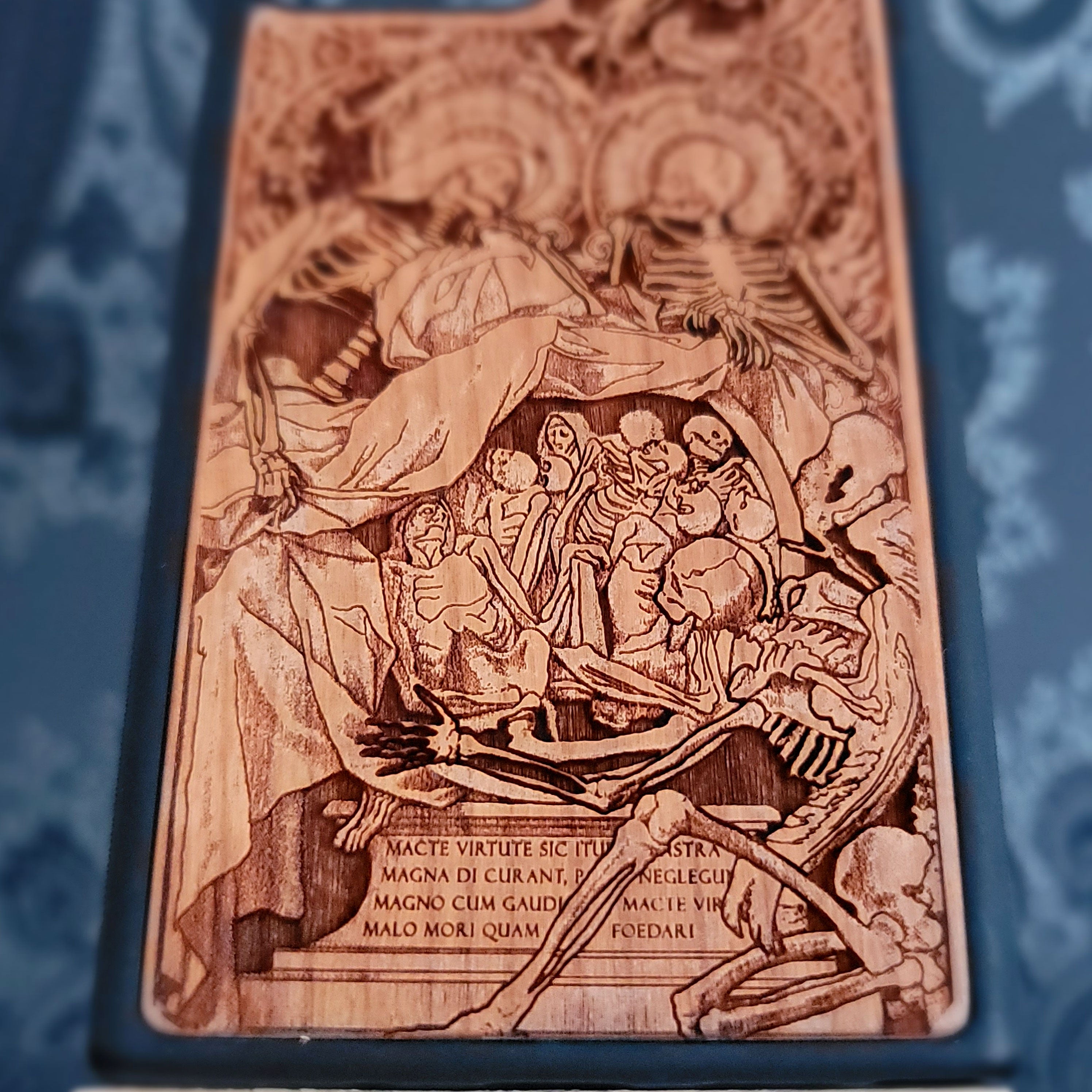 Souls - Handyhülle aus Holz