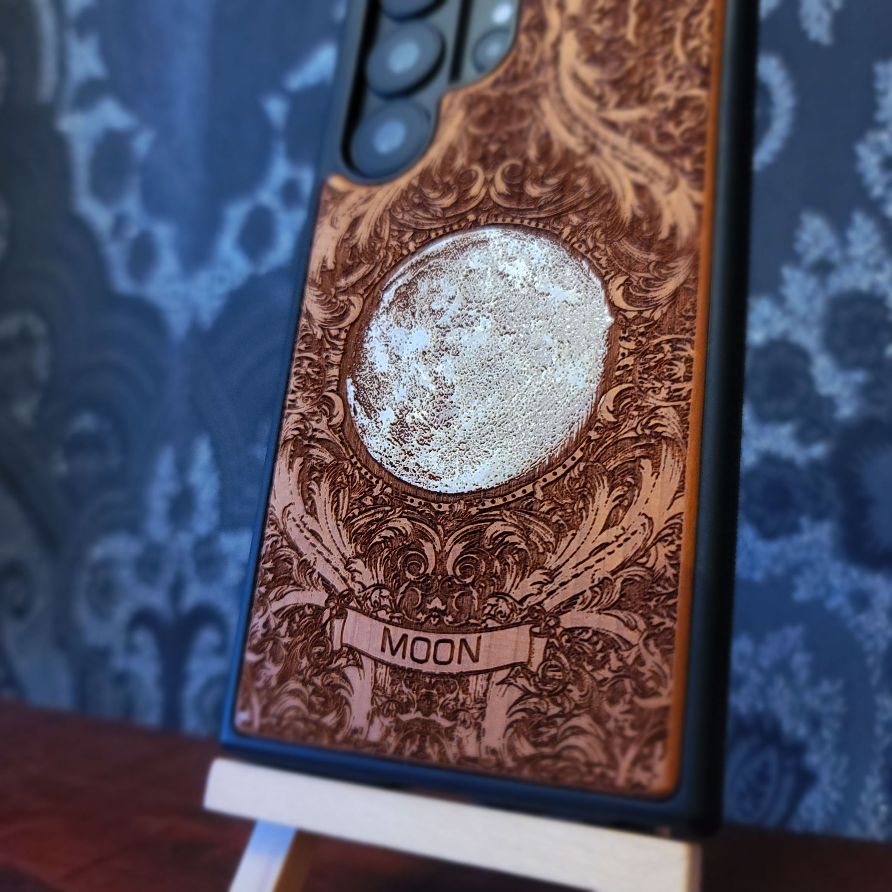 Mond - Handyhülle aus Holz - Handbemalt
