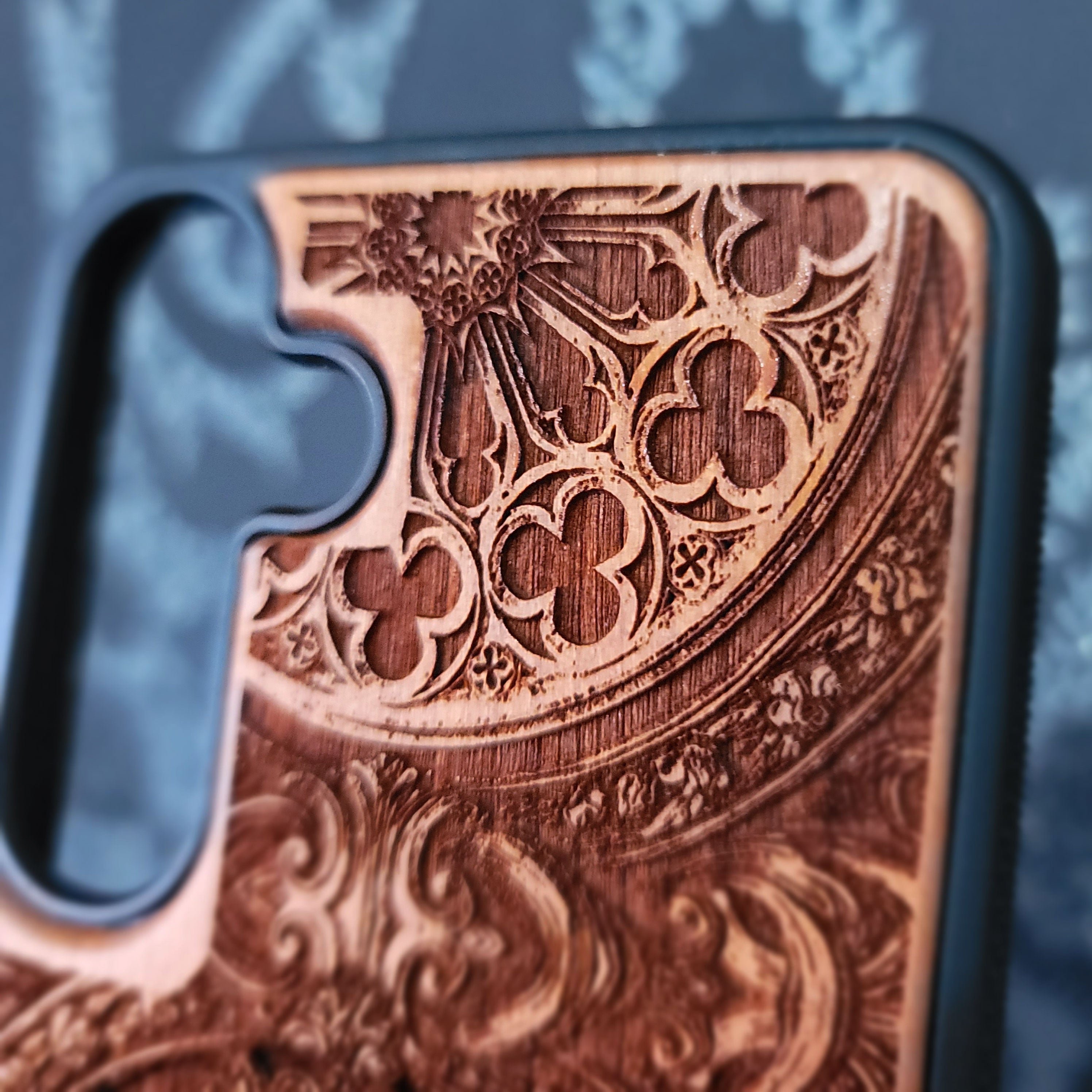 Phoenix Rebirth - Handyhülle aus Holz